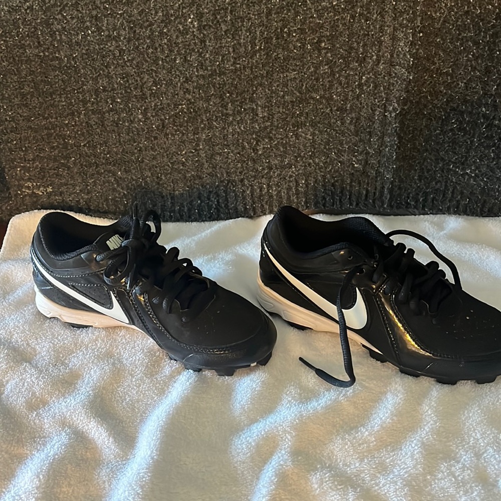 Boys youth baseball shoes, brand new size 1
